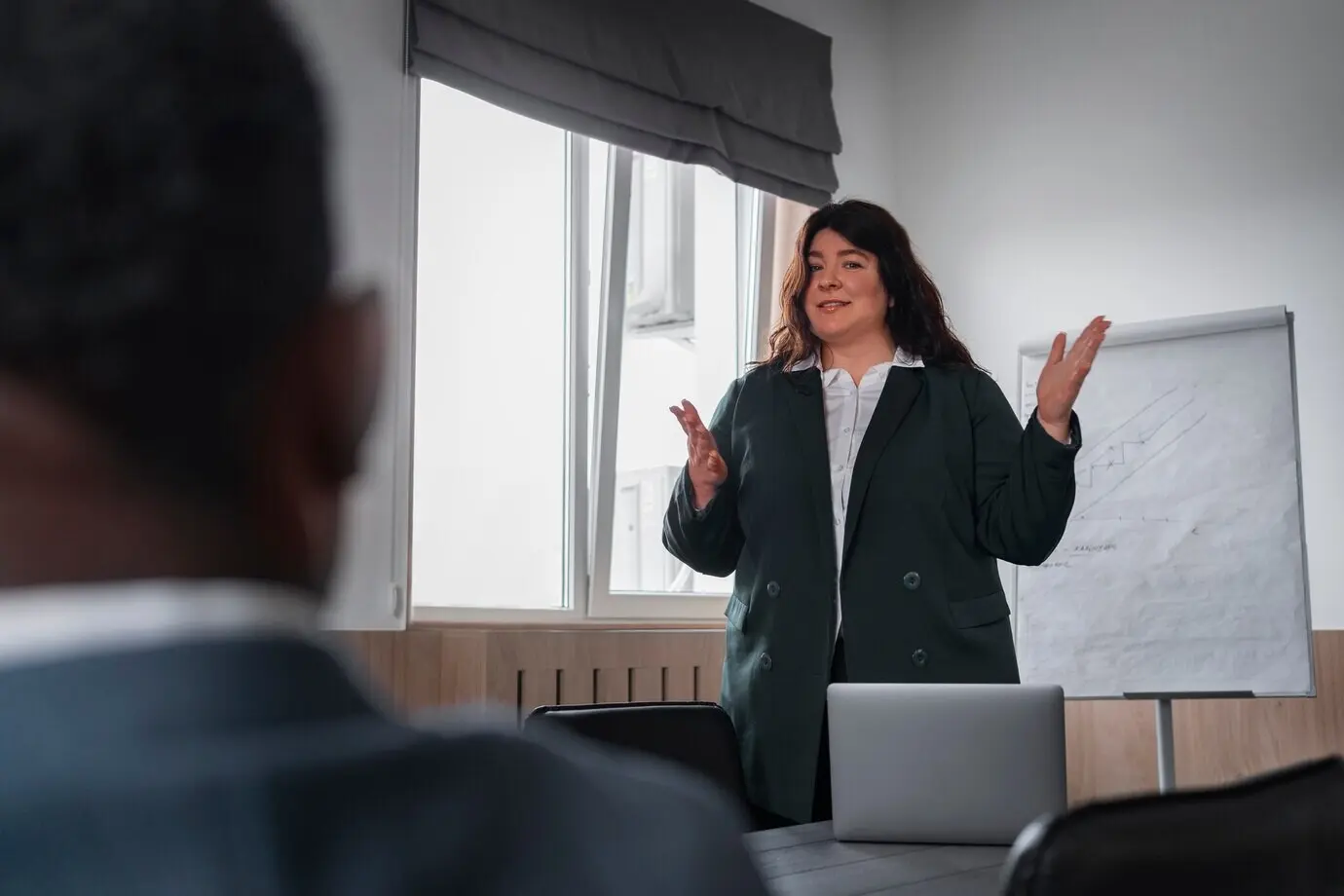 Vorderansicht von Geschäftsleuten, die zusammenarbeiten.